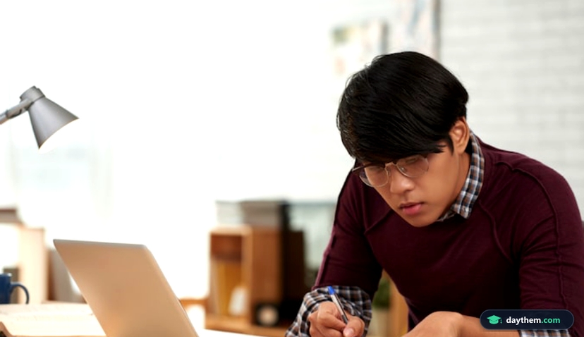 Học viên đang nghiên cứu với sách vở và ghi chú trải trên bàn