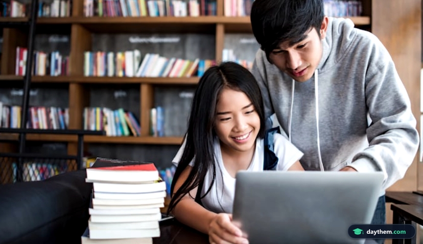 Nhóm học sinh sinh viên đang trò chuyện và trao đổi học tập tại quán cà phê