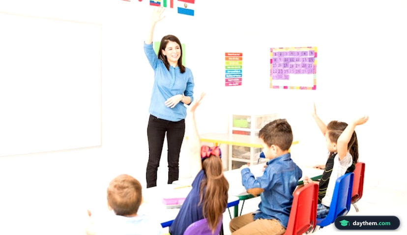 Giáo viên hướng dẫn học sinh giơ tay phát biểu trong lớp học tiếng Anh tại VUS