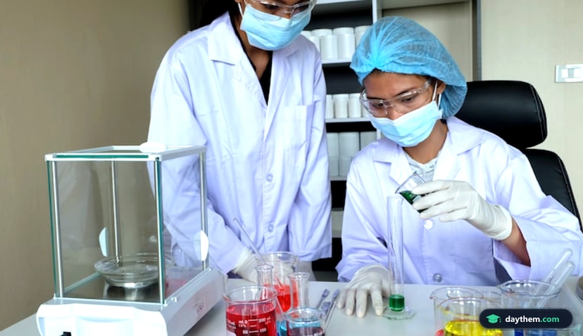 Giảng viên hoặc nhà khoa học thao tác nghiên cứu với dụng cụ thủy tinh trong phòng thí nghiệm của Trường Đại học Đại Nam
