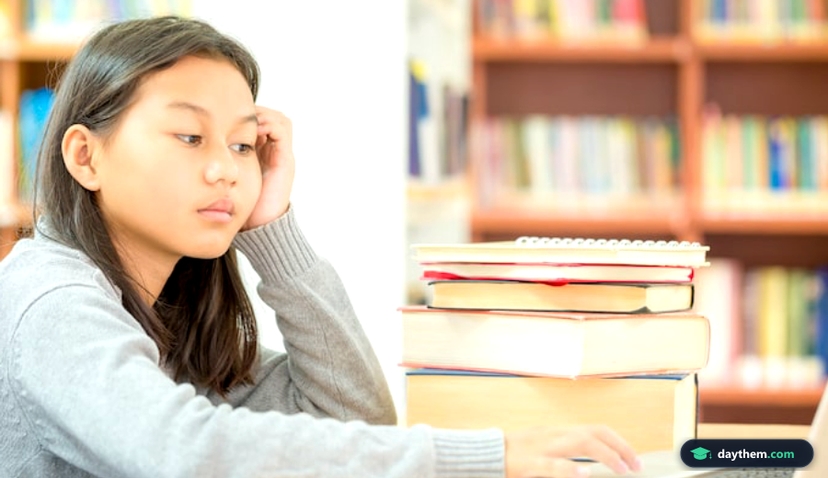 Nữ sinh ngồi đọc sách tại thư viện trong không gian học tập yên tĩnh