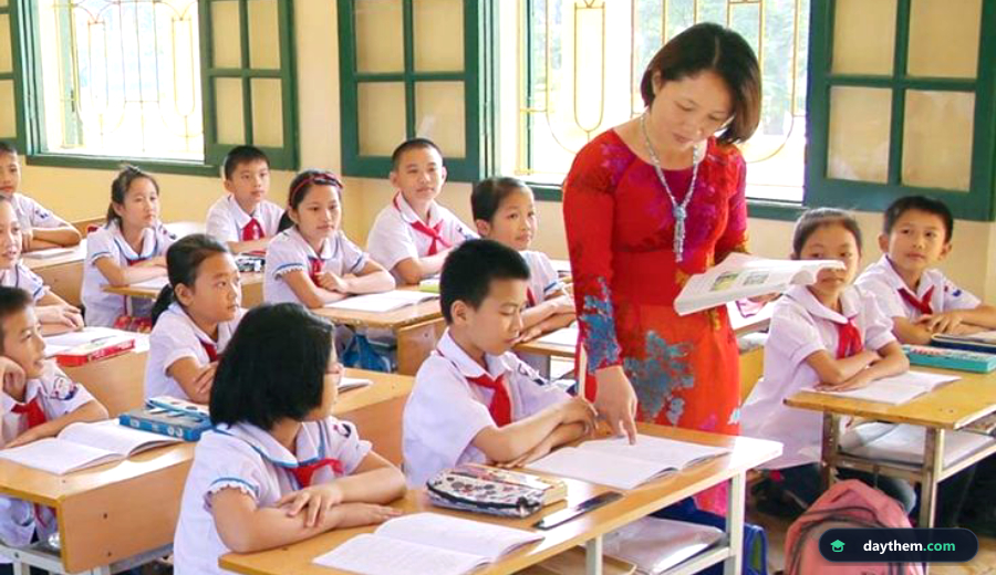 Học sinh tham gia lớp học Toán tập trung và ghi chép kiến thức