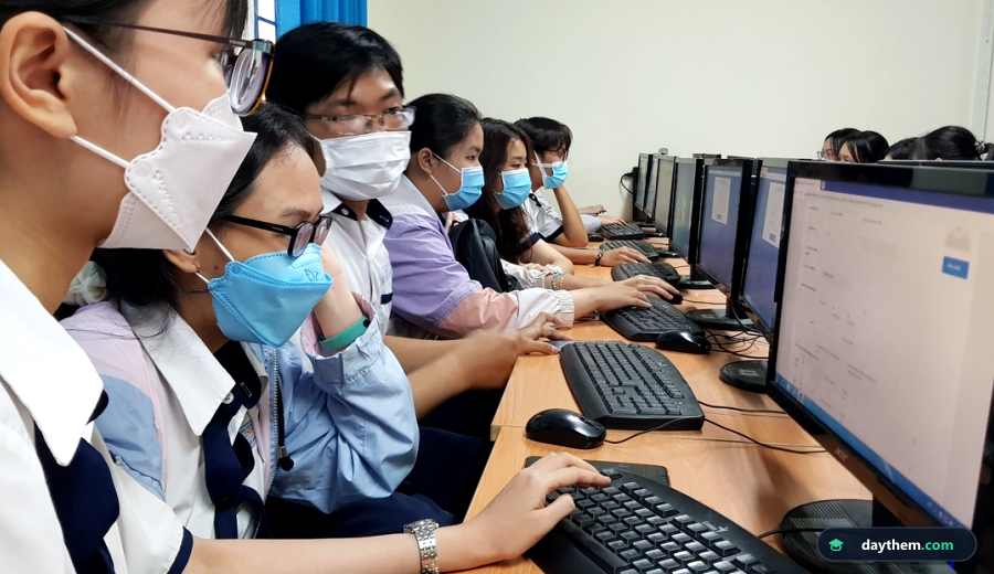 Học sinh lớp 12 tra cứu thông tin xét tuyển đại học trên máy tính