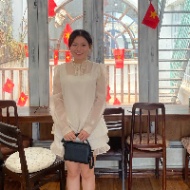 Trợ giảng trung tâm Huỳnh Thị Phượng Hằng Hành Trang vào lớp 1