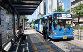  Match these pictures with their names.bus stopcathedralart gallerybakery (ảnh 3)