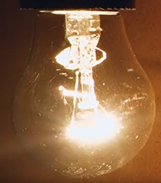 Trong bóng đèn sợi đốt như hình bên có chứa khí trơ. Khi không thắp sáng, nhiệt độ của khí trơ trong một bóng đèn sợi đốt là 27$^\circ$C, còn khi thắp sáng, nhiệt độ của khí trơ trong bóng đèn là 2500$^\circ$C. (ảnh 1)