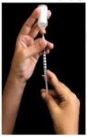 Để đưa thuốc từ một cái lọ vào xilanh của ống tiêm (như hình bên), ban đầu nhân viên y tế đẩy pít tông sát đầu trên của  (ảnh 1)