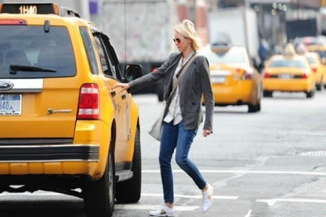  Look and choose.I go to the stadium by taxi. (ảnh 2)