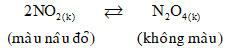 Cho cân bằng sau trong bình kín: Biết khi hạ nhiệt độ của bình thì màu nâu đỏ nhạt dần  (ảnh 1)