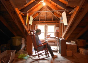 Match the pictures with their names.kitchenhallbathroomatticbedroom (ảnh 5)