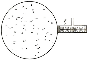 Một bình cầu có thể tích V = 9 lít chứa 2 mol khí lí tưởng như hình. Van bảo hiểm của bình là một xi lanh (thể tích không đáng kể so với thể tích bình cầu) có pít tông diện tích S = 40 cm^2 được giữ bằng lò xo có độ cứng k = 100 N/m. (ảnh 1)